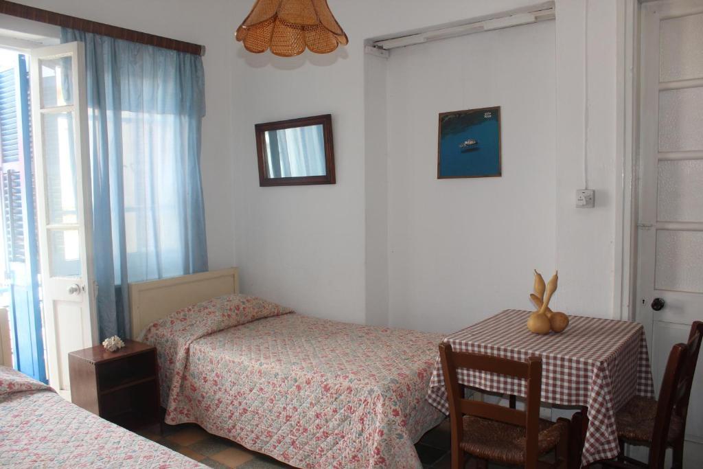 Trianon Hostel Paphos Szoba fotó